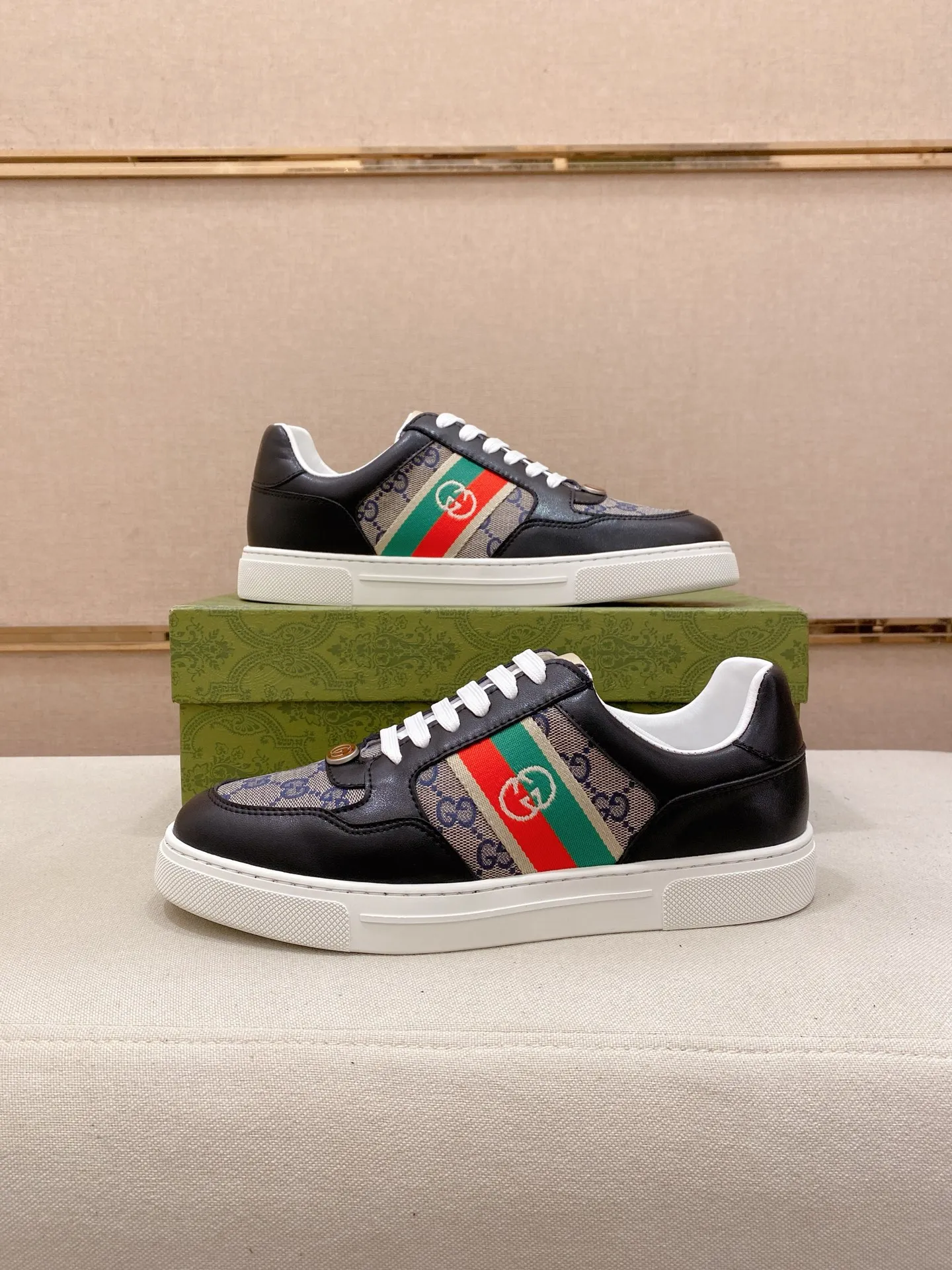 Factory price: 420💰 (GUCCI) The latest model from the official website 🎁🎁Casual and fashionable men's shoes👟, hot style 💥The version is simple and elegant, exclusive for trendy men. Unique official website latest brand elements 👑Gucci original decoration, fashionable and generous, the fabric is original cowhide ✅sheepskin lining, the official website specifies wear-resistant casual outsole, the classic model is taken in kind at the counter🎬38-44 (45 is not returned or exchanged)